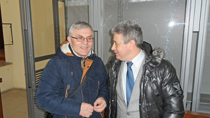 Юрій Одноріг (ліворуч) та Олег Мицик: суд без присутності потерпілих — хіба це не смішно? Фото автора